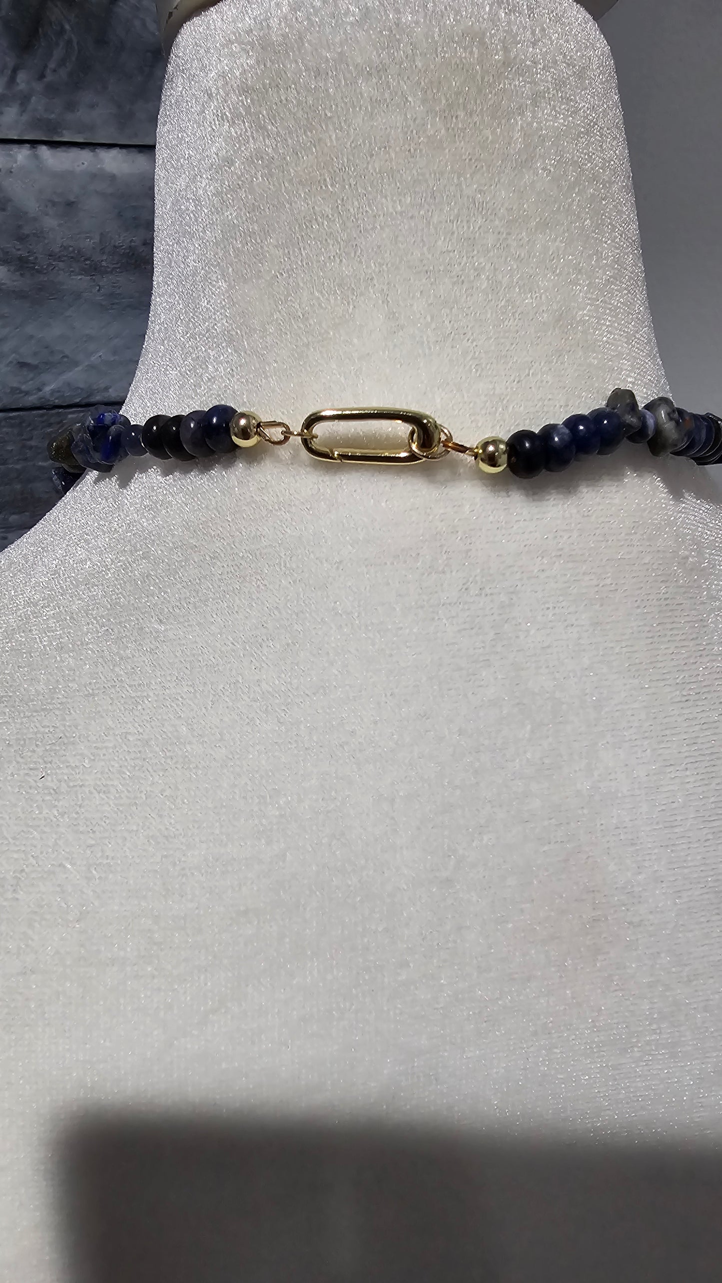 Lotus - Collar de cuentas de sodalita azul y lapislázuli