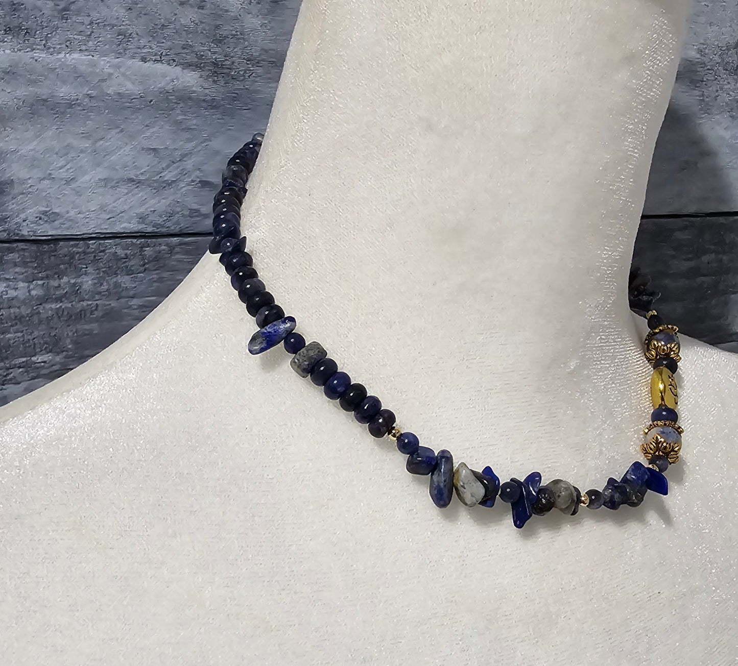 Lotus - Collar de cuentas de sodalita azul y lapislázuli