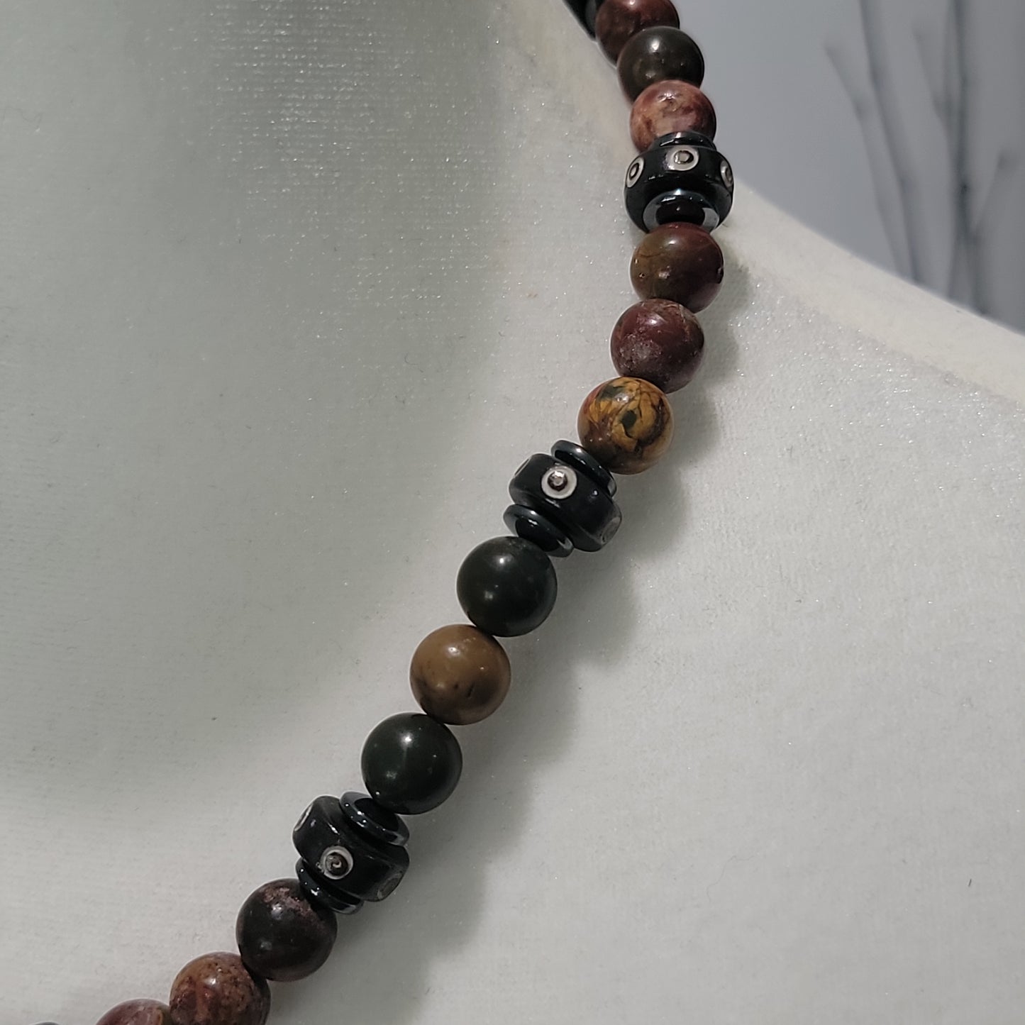 Collar de jaspe y hueso de Picasso