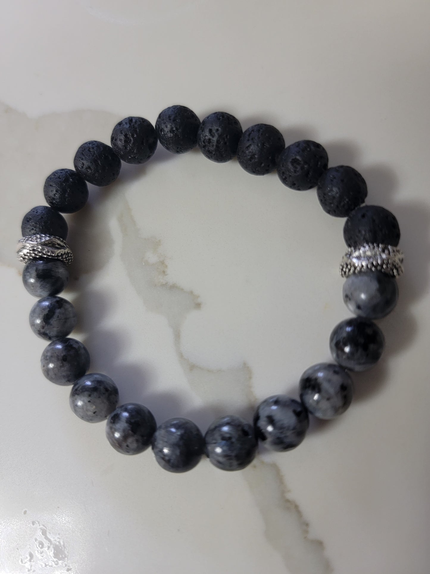 Pulsera de piedras preciosas de lava negra y larvikita