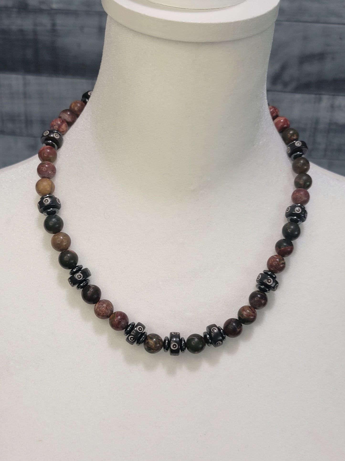 Collar de jaspe y hueso de Picasso