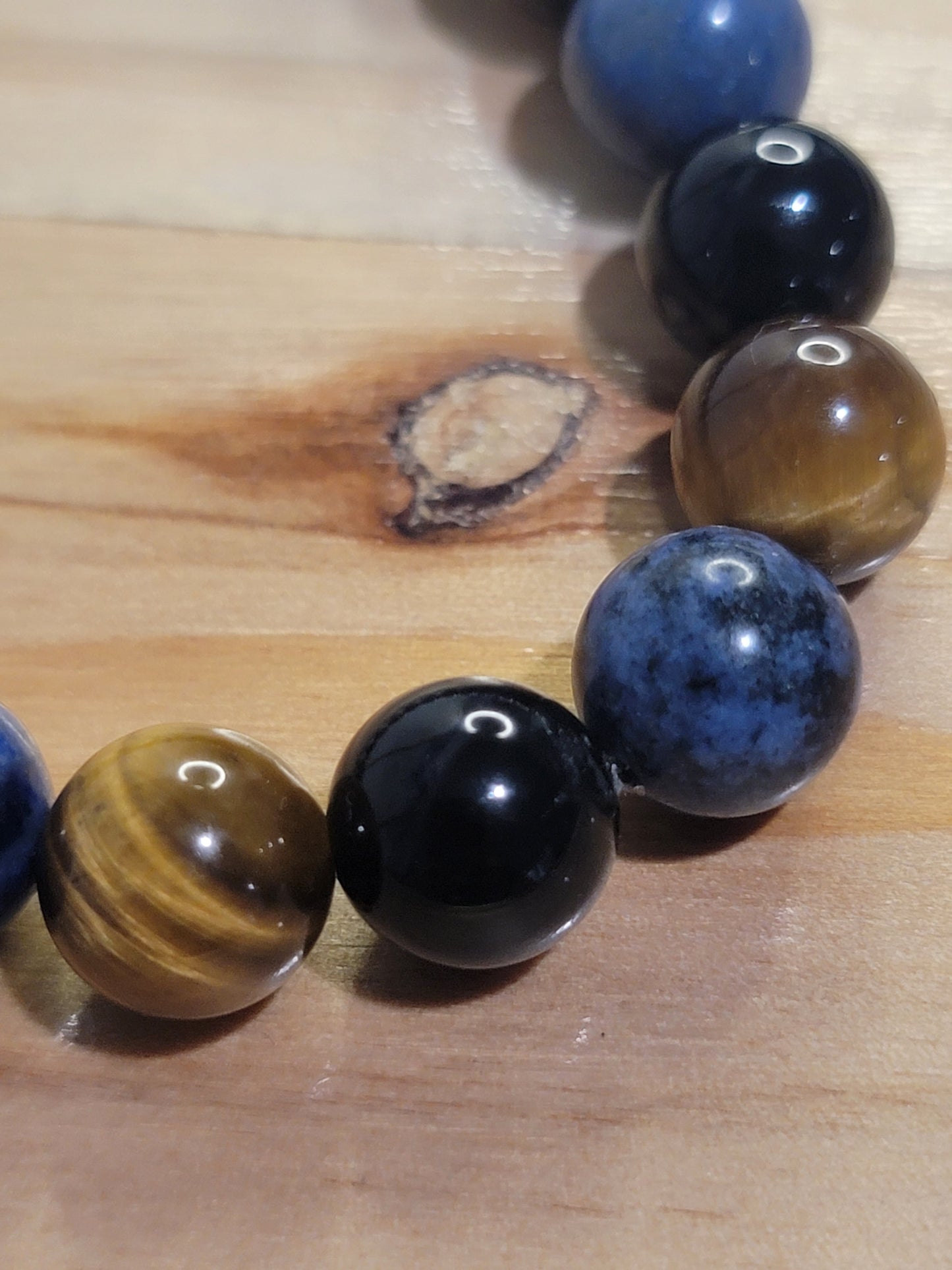 Sodalita, ónix negro, ojo de tigre